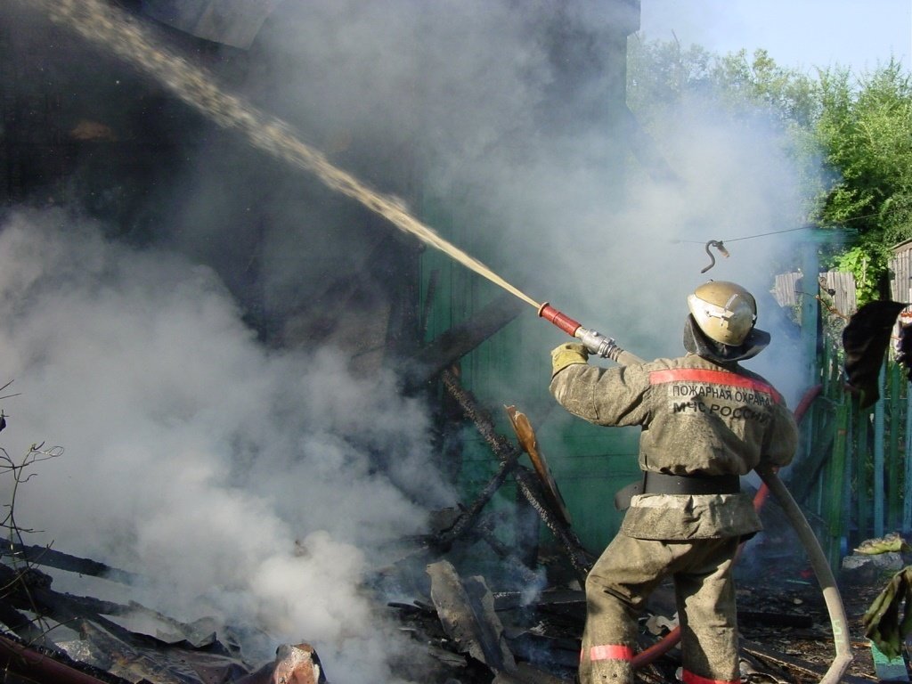 В Шимановске пожарные ликвидировали возгорание в двухквартирном жилом доме