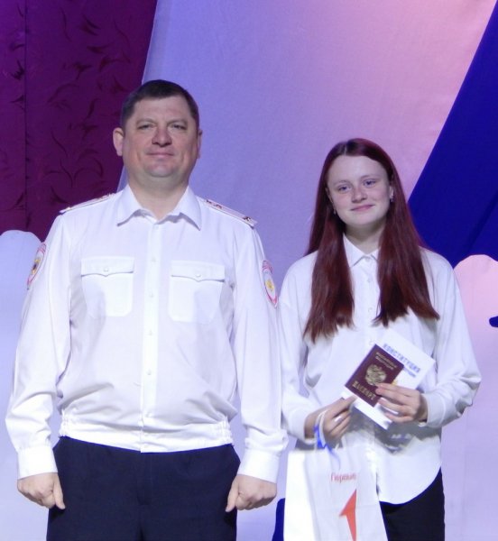В Шимановске полицейские  вручили паспорта подросткам, достигшим 14-летнего возраста