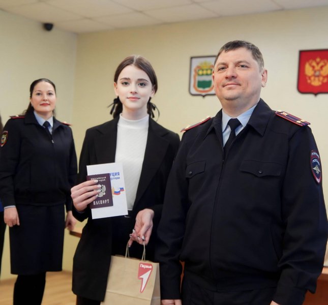 В Шимановске семерым подросткам, достигшим 14-летнего возраста, вручили паспорта гражданина РФ