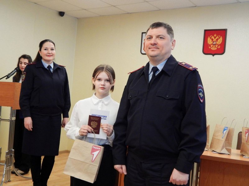В Шимановске семерым подросткам, достигшим 14-летнего возраста, вручили паспорта гражданина РФ